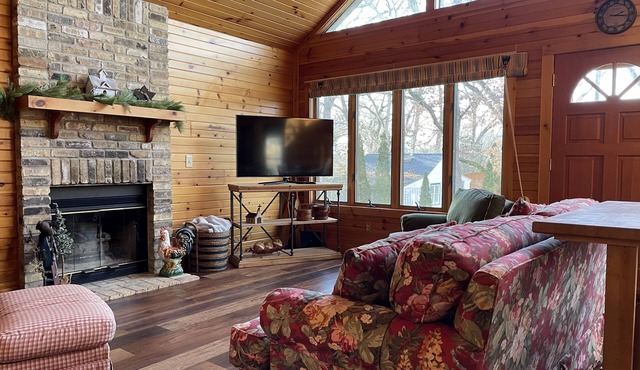 Cozy cabin one block from lake, private beach and close to hiking/biking trails