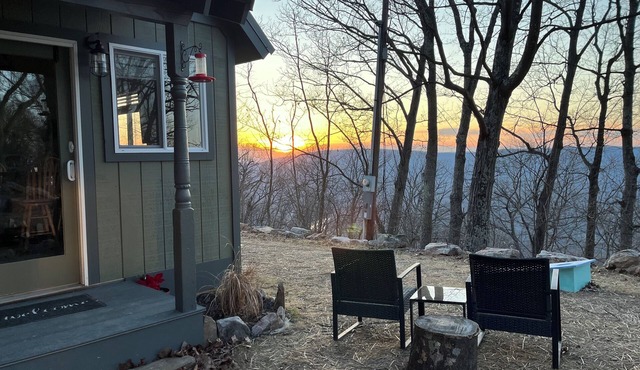 COZY CABIN. One room cabin with loft. Great sunsets & river view before Spring!