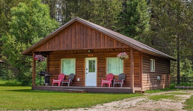 Cozy cabin only 7 miles from Glacier National Park