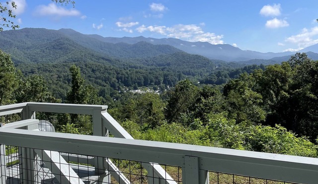 Cozy cabin overlooking Dillsboro and miles of mountains
