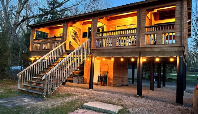Cozy Cabin Overlooking Arrowhead Provincial Park and the Big East River
