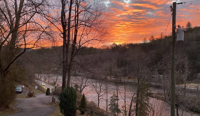 Cozy Cabin Overlooking Tuckaseegee River Sylva, NC 28779