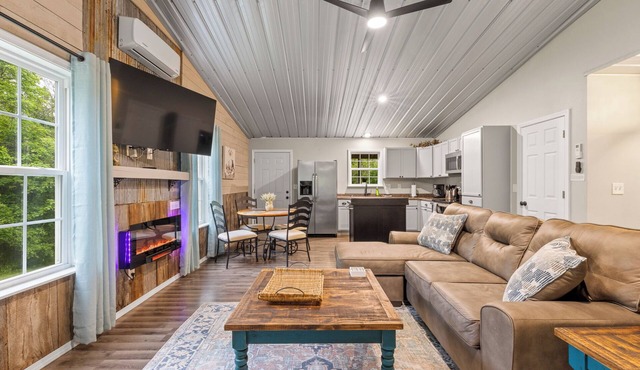 Cozy cabin, pet, king bed, wifi, Great for Riders!
