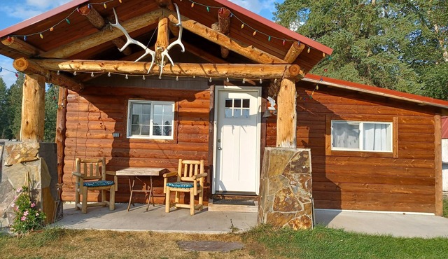 Cozy Cabin. Private and unique! Close to GNP and airport.