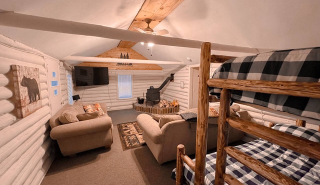 Cozy cabin, private 10 acres close to snowmobile trail & lake