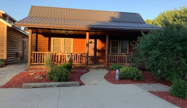 Cozy Cabin-real log cabin stay. Loft bed,n woodsy decor, clean & cozy!