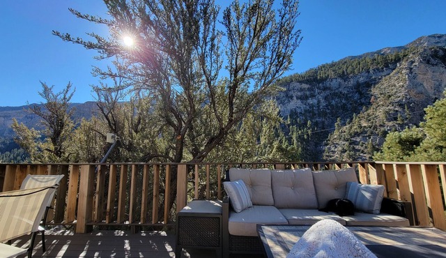 Cozy Cabin Retreat in Mt Charleston, 1/2 hour from Las Vegas (1 month min)