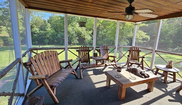 Cozy Cabin Retreat - Sleeps 8 - 1 Hr from STL