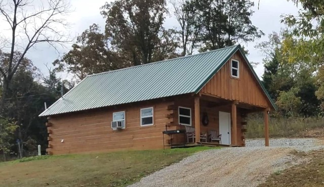 Cozy cabin retreat close to kayaking and hiking trails.