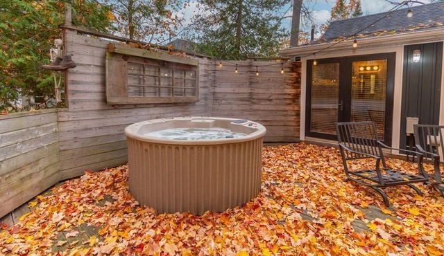 Cozy Cabin Retreat * HotTub * FirePit * 100" Projector