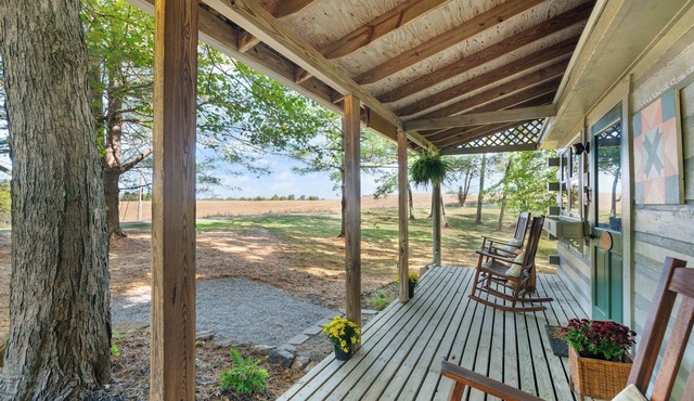 Cozy Cabin Retreat near Patoka Lake & Winery -Fire Pit, Boat Parking & more!