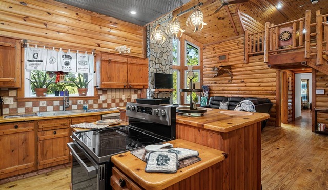 Cozy Cabin Retreat on 8 Acres with Private Lake – just 50 Minutes from St. Louis