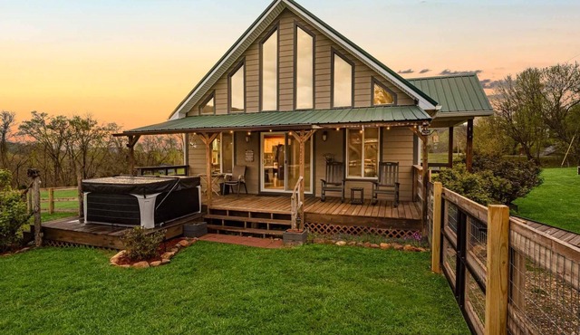 Cozy cabin retreat w/hot tub and fenced yard. Pet-Friendly!
