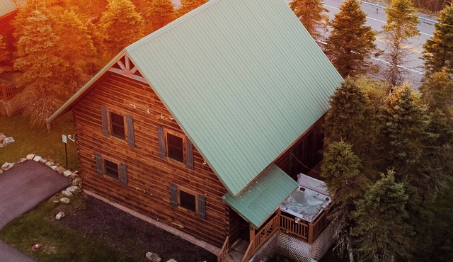 Cozy Cabin Retreat w/Private Hot Tub NEAR SLOPES