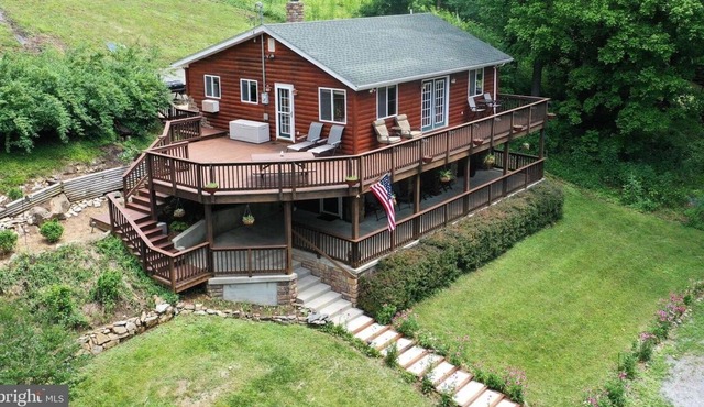 Cozy cabin right on the Shenandoah River. Kayak and tube your way to relaxation.