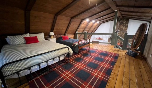 Cozy Cabin -Rock Fireplace - Great sunset views - 5 State Parks w/in hour