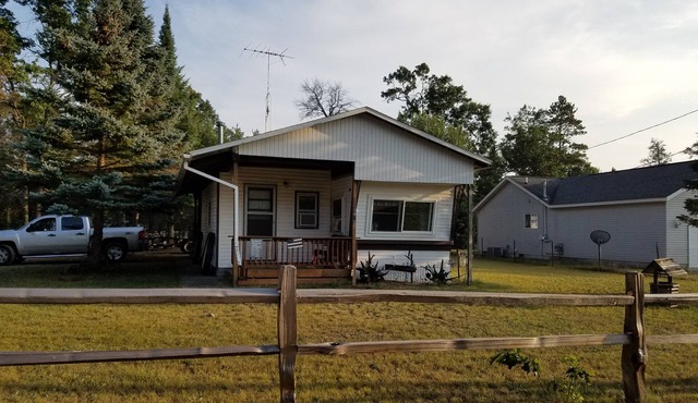 Cozy cabin, sleeps 6. Fully furnished. Ride right to trails from cabin.