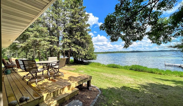 Cozy cabin steps from lake with AMAZING view!