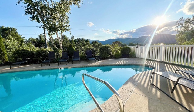 Cozy Cabin Style Condo near Cranmore Mountain and downtown North Conway