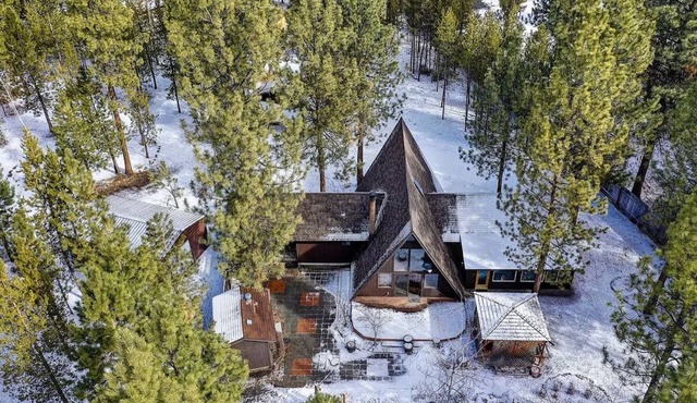 Cozy cabin style house/Hot Tub/Free Wi-Fi/Pets are welcome/RV Hookup