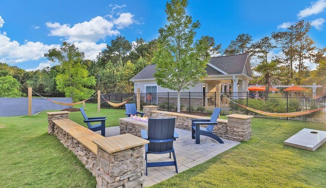 Cozy cabin themed one bedroom apt fast wifi pool gated