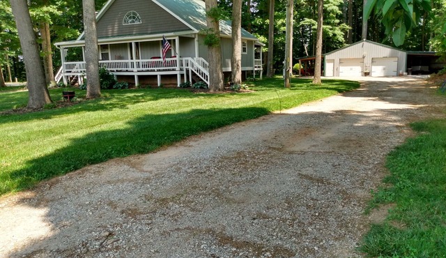 Cozy cabin tucked in the woods less than 5 miles from Willow Grove Marina.