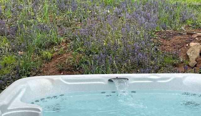 Cozy Cabin Escape: Hot Tub & Lake Access