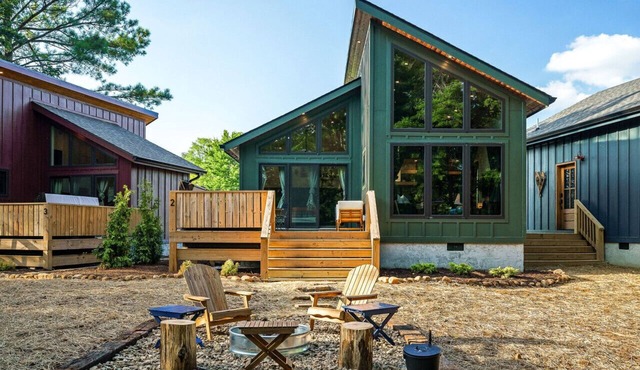 Cozy Cabin w/Hot Tub, Sauna, Pickleball & Plunge!