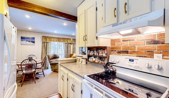 Cozy cabin with fireplace - walk to town pool and Maine Trails & Huts