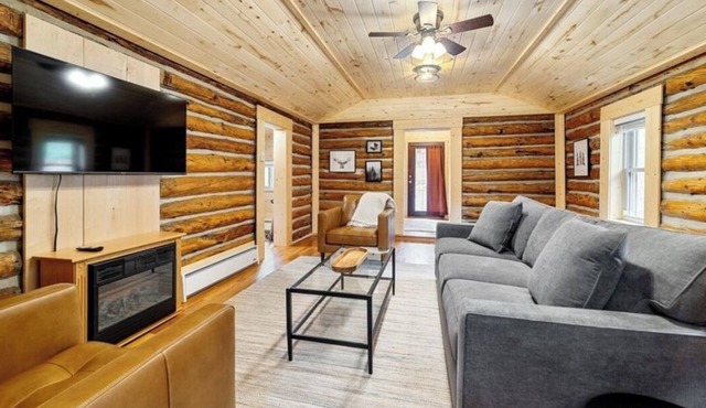 Cozy cabin in walking distance to Green Mountain Falls with WiFi