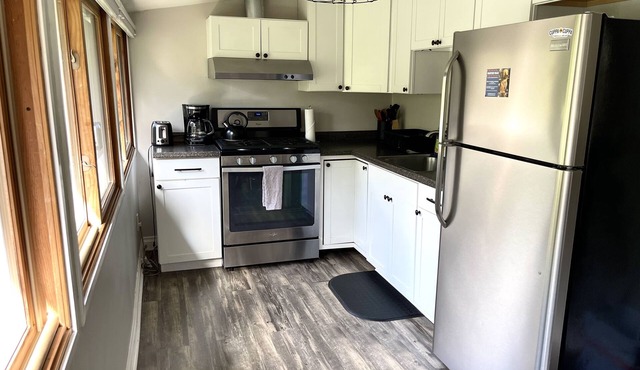 Cozy cabin close to town! Perfect couples getaway. EV Charger