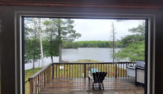 Cozy Cabin w/2000ft waterfront, 100+ acres to explore