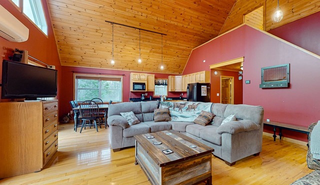 Cozy Cabin w/access to VAST trail system, close to swimming, kayaking & fishing