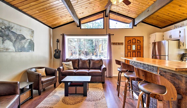 Cozy Cabin w/Deck & Fireplace in Big Bear!