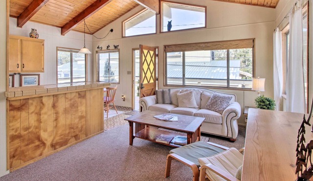 Cozy Cabin w/ Deck - Near Frazier Mtn Park