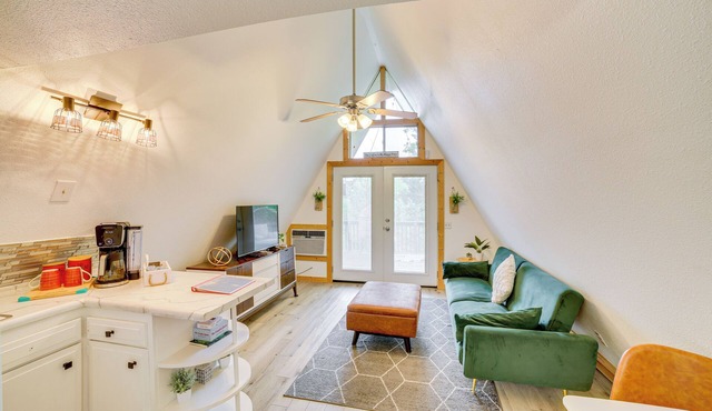 Cozy Cabin w/Fire Pit: Walk to Lake Taneycomo!