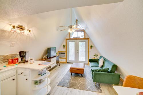 Cozy Cabin w/Fire Pit: Walk to Lake Taneycomo!