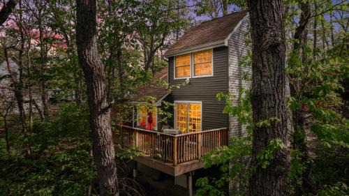 Cozy cabin w fireplace & fire pit