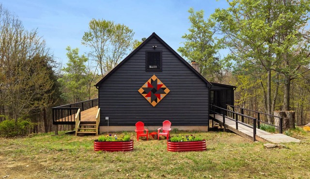 Cozy cabin w/grill deck & game room