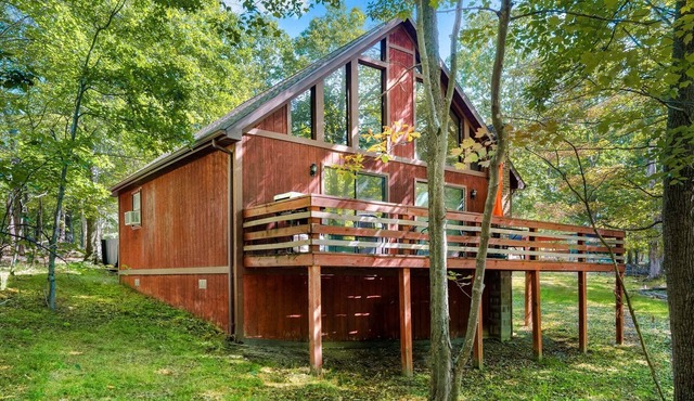 Cozy Cabin w Hot Tub, Deck, Grill, Fire Pit & WiFi