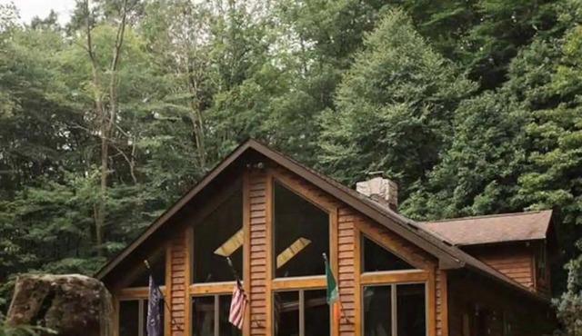 Cozy Cabin w/Hot Tub & Indoor Fireplace
