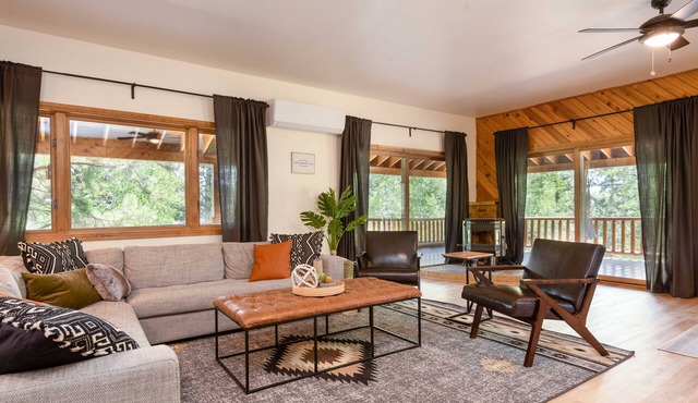 Cozy Cabin w/Hot tub near amazing fishing lake!