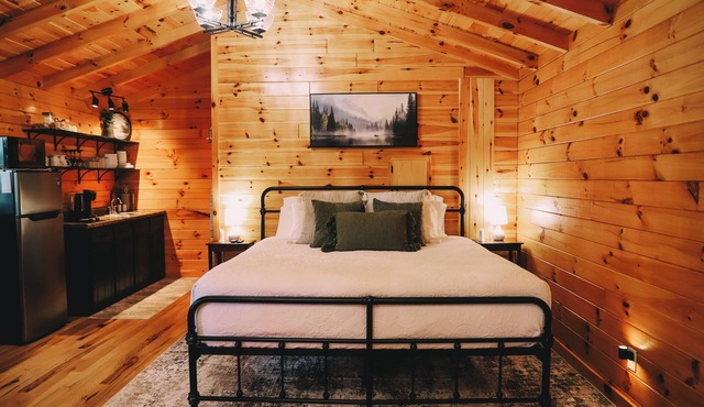 Cozy cabin w/hottub in the Heart of Amish Country