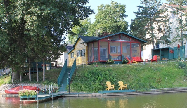 Cozy cabin w lake view. Book now for Fall. Pumpkins, apples, campfire. Pets ok!