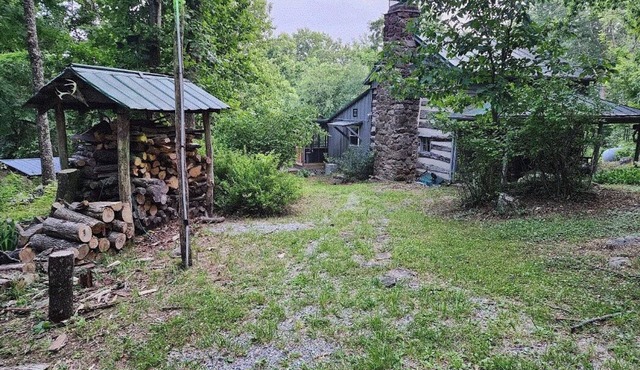Cozy Cabin w/Natural Beauty! 2-bedroom cabin in wonderful Bedford, VA.