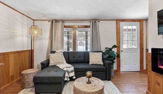 Cozy Cabin W/private HOTTUB & Pet Friendly near Loon MTn, Waterville & Owls Nest