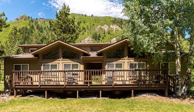 Cozy cabin w/shared natural hot spring hot tub - nature preserve across river