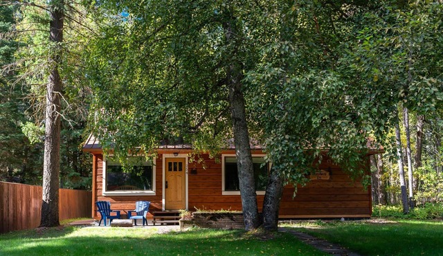 Cozy Cabin Walk to Glacier National Park 1 mile to GNP