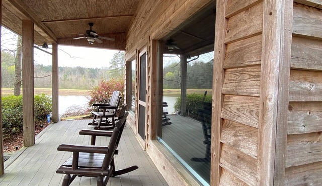 Cozy cabin with 1 bedroom, Lakefront views in tranquil Terry!