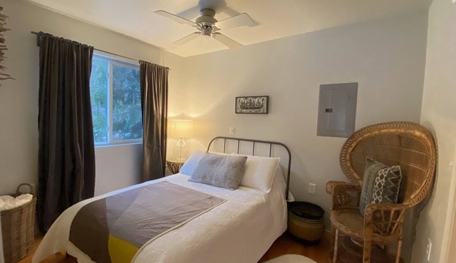 Cozy cabin with 1 bedroom and WiFi, AC in enjoyable White Salmon